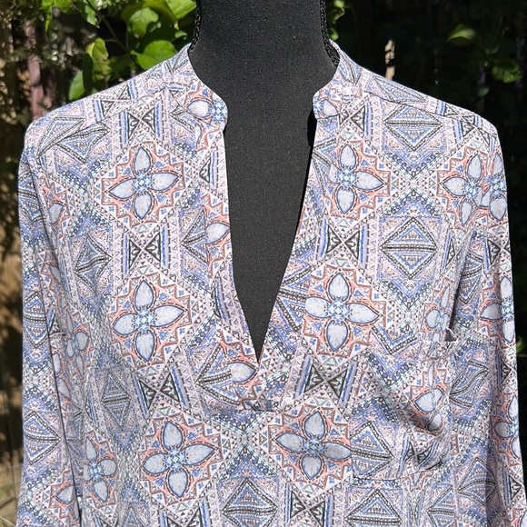 LUSH V Neck Blue Pink white Abstract Beautiful Blouse Top Summer M - Picture 2 of 7